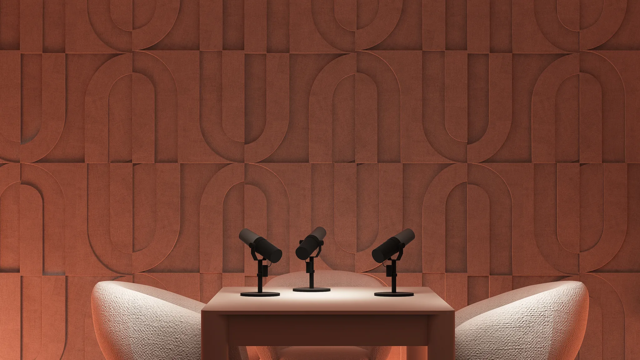 Rendu 3D d’un plateau d’enregistrement : table claire, deux fauteuils bouclés blancs, trois micros, mur aux motifs d’arches en relief.