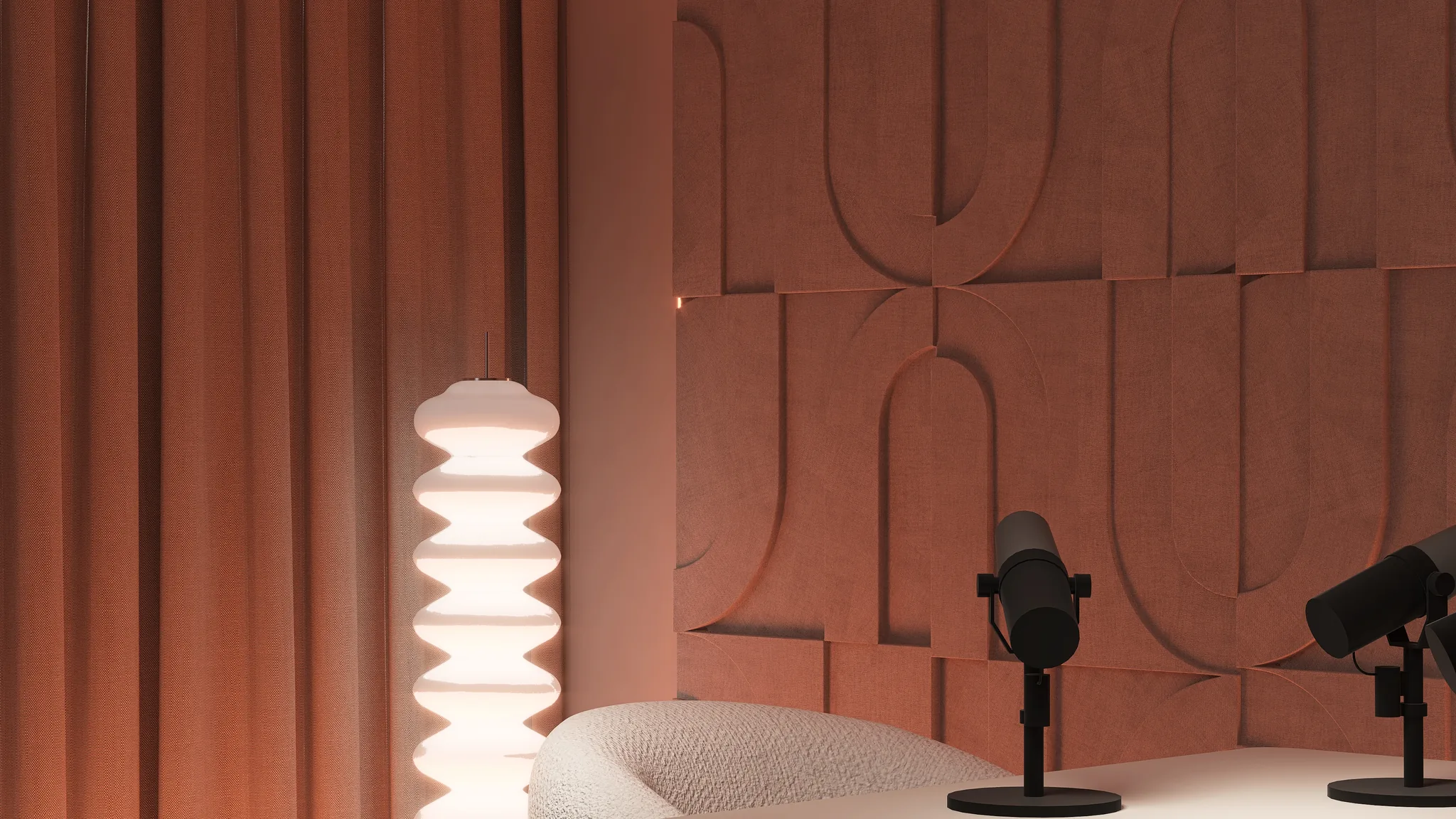 Rendu 3D d’un plateau d’enregistrement : micros sur une table claire, fauteuil bouclé blanc, lampe colonne, rideaux rosés.